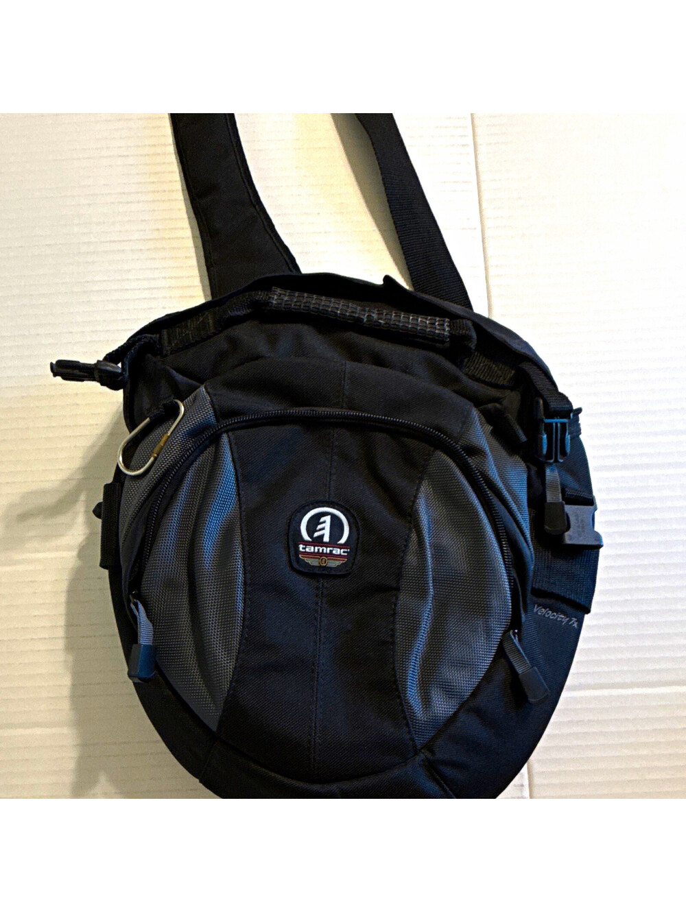 Tamrac Velocity 7x Black Padded Nylon Sling Camera Bag w/Strap Compartments